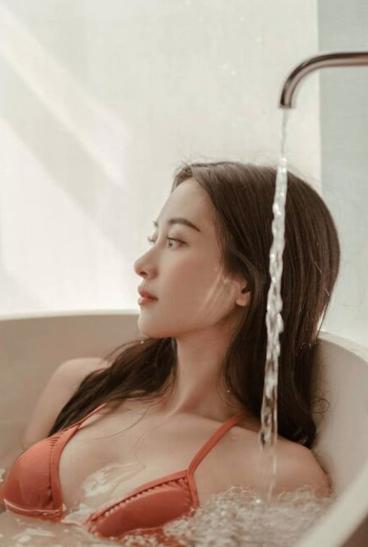 Jun Vũ khi khoe dáng nóng bỏng